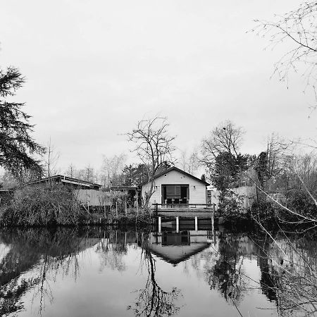 Rustig gelegen chalet Kapeki met tuin aan het water Geel Buitenkant foto