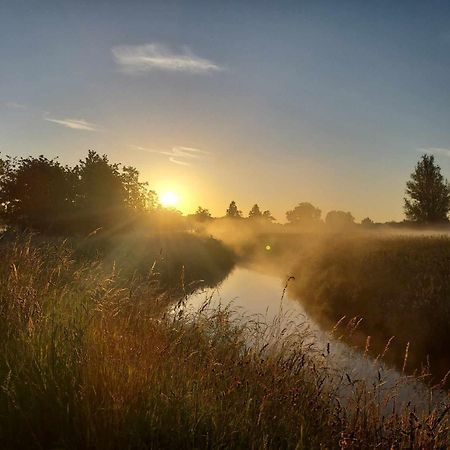 Rustig gelegen chalet Kapeki met tuin aan het water Geel Buitenkant foto