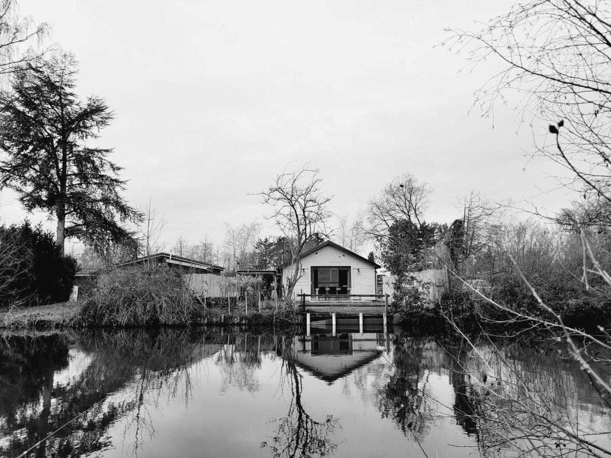 Rustig gelegen chalet Kapeki met tuin aan het water Geel Buitenkant foto