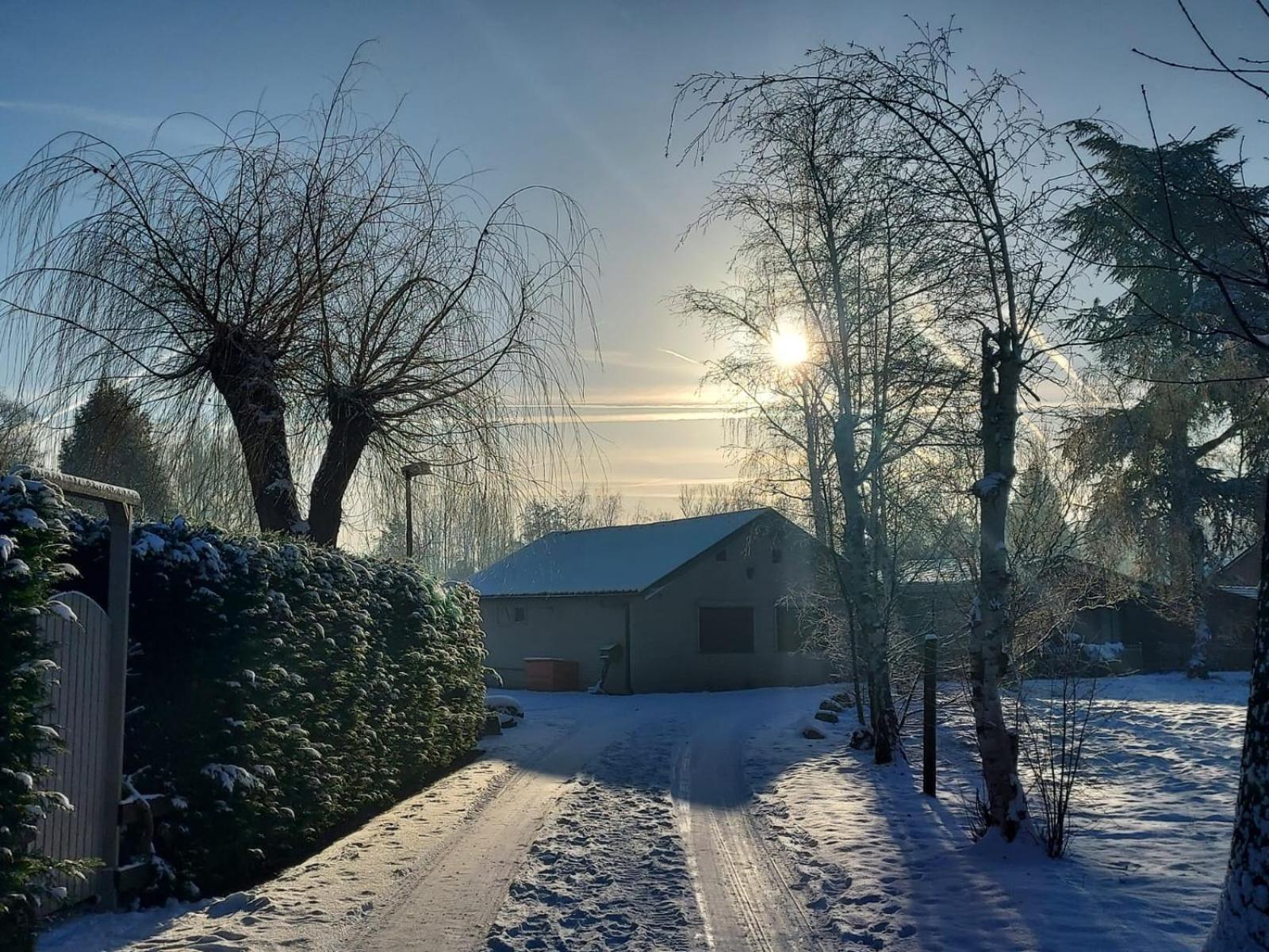 Rustig gelegen chalet Kapeki met tuin aan het water Geel Buitenkant foto