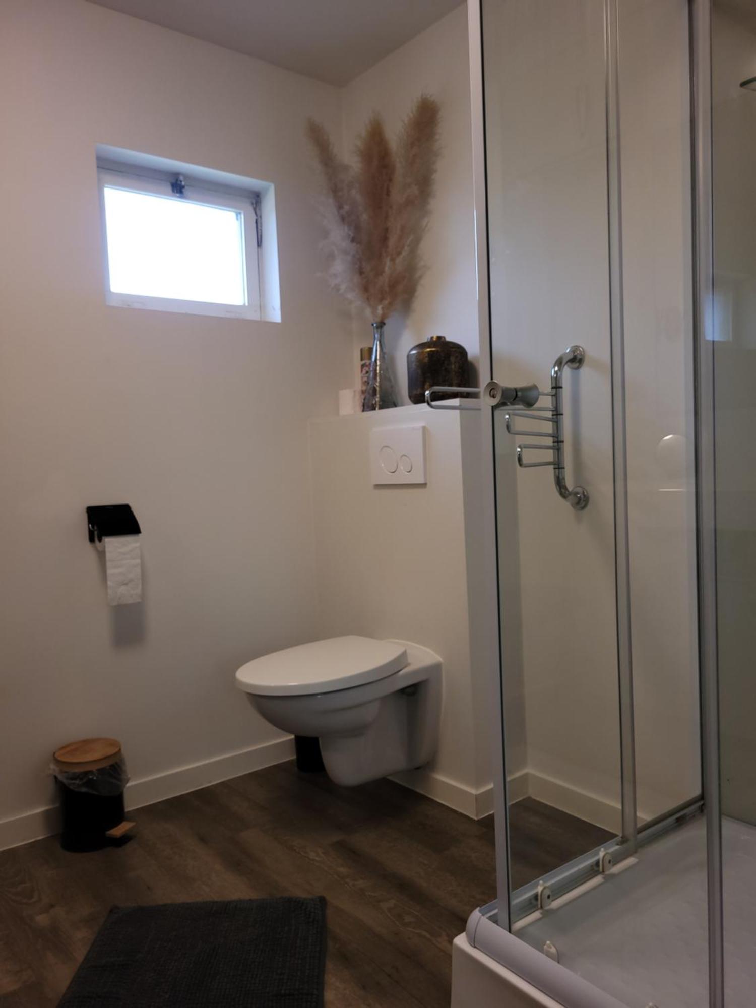 Rustig gelegen chalet Kapeki met tuin aan het water Geel Buitenkant foto