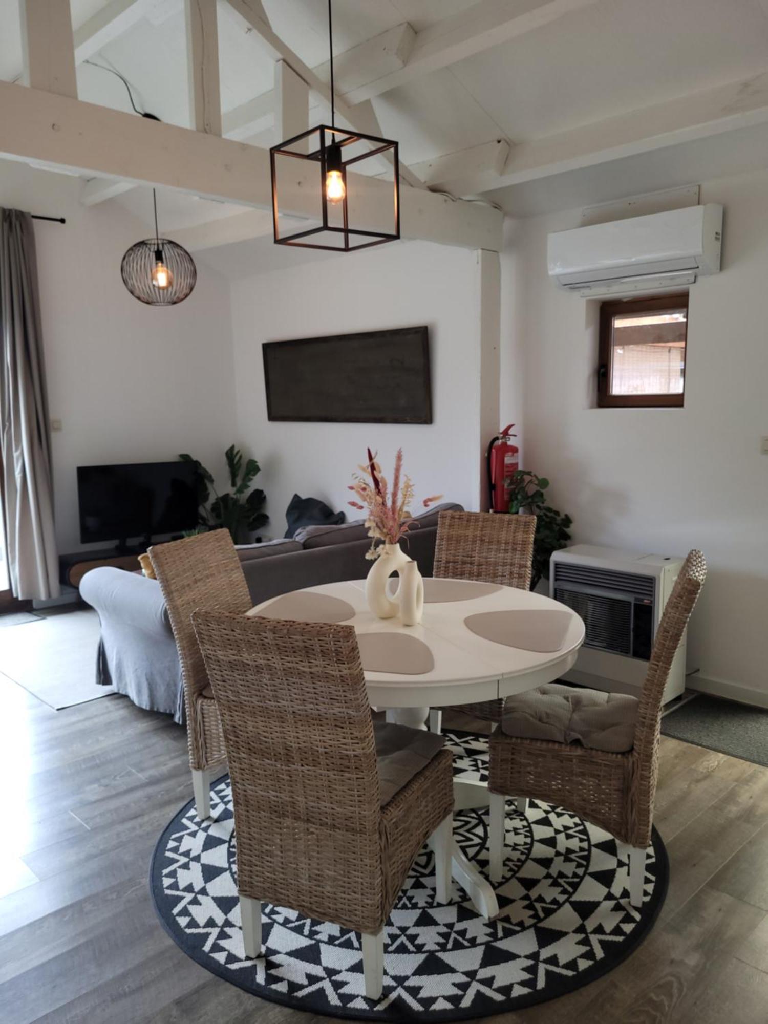 Rustig gelegen chalet Kapeki met tuin aan het water Geel Buitenkant foto