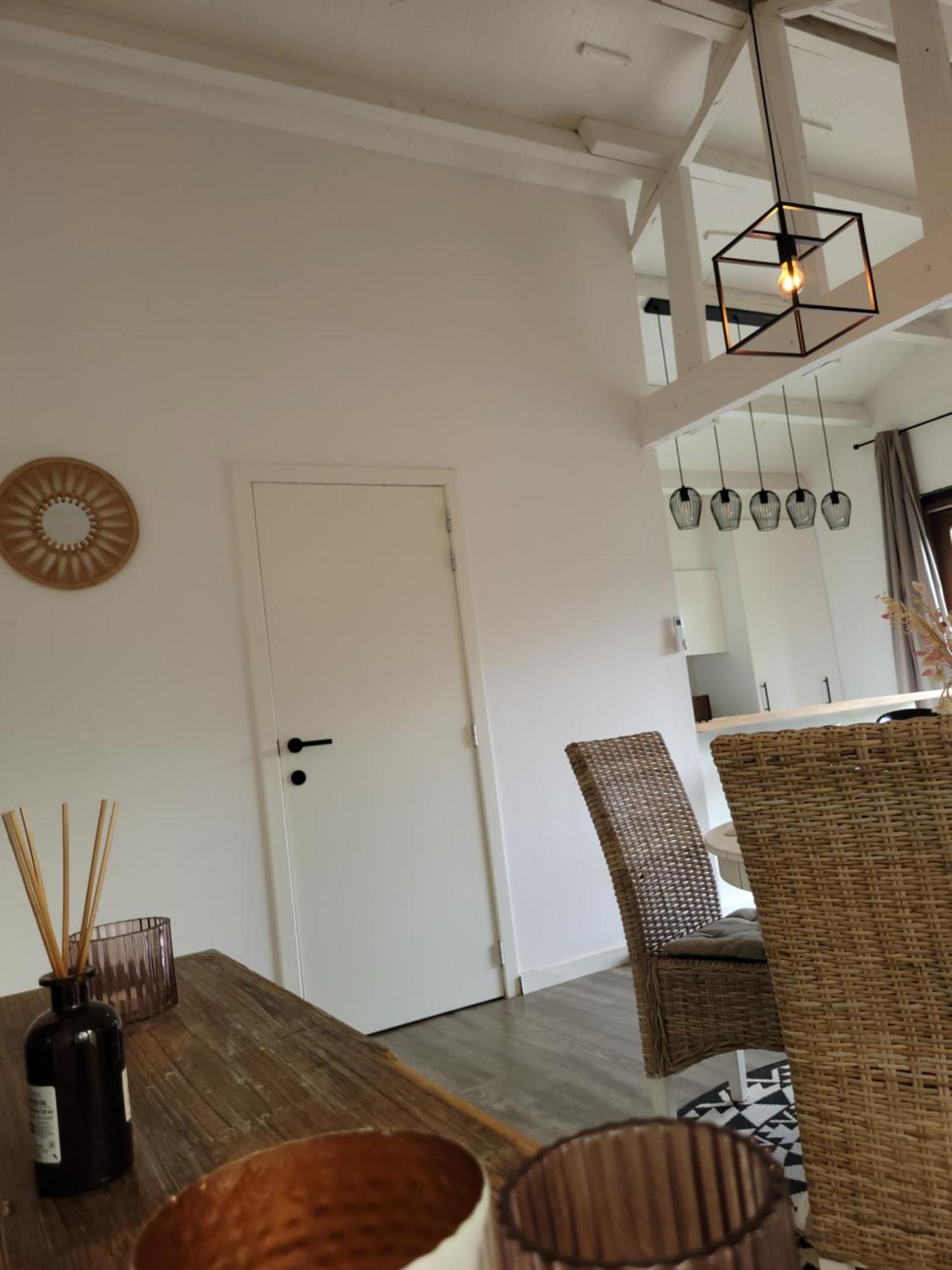 Rustig gelegen chalet Kapeki met tuin aan het water Geel Buitenkant foto