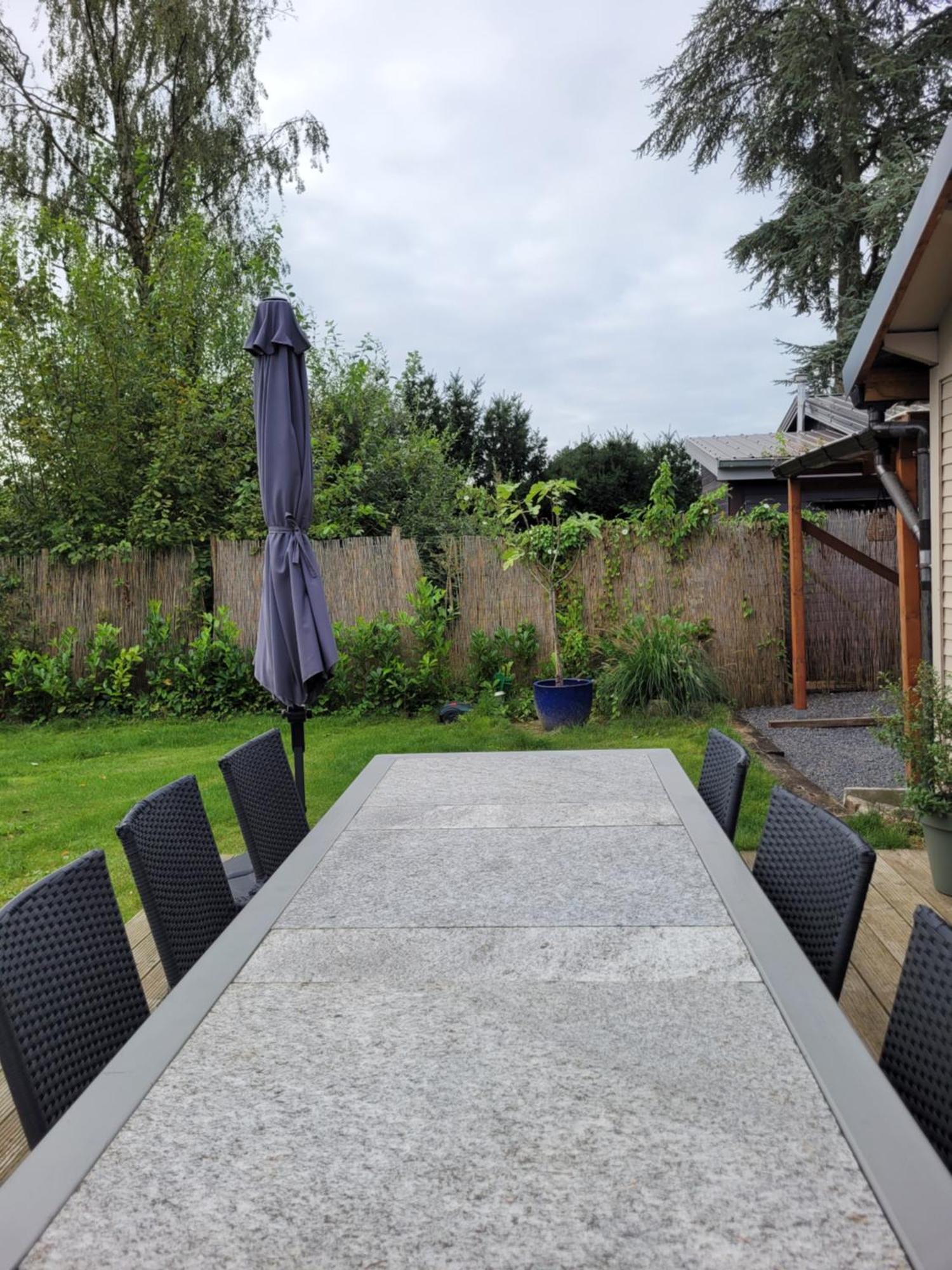 Rustig gelegen chalet Kapeki met tuin aan het water Geel Buitenkant foto